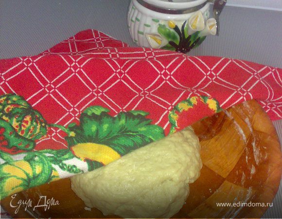 Молоко следует слегка подогреть и положить в него кусочки сливочного масла. Дрожжи смешать с мукой и быстро замесить тесто. Скатать его в шар, накрыть полотенцем и заняться приготовлением начинки.