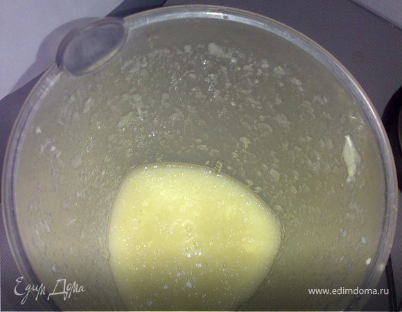 Если любите, чтобы начинка слегка  горчила,можете пропустить цитрусовые прямо с кожурой через мясорубку. Предварительно вам придется разрезать их на части и удалить косточки. Я лимлны чищу и пробиваю вместе с сахаром в блендере. Количество сахара зависит от вашего вкуса.