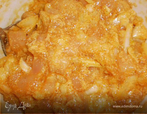 лук и мясо порезать кубиками