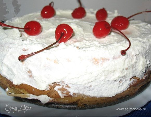 Поместить торт на среднюю полку духовки и запекать 50-55 мин (при хорошей эл. духовке, мне в газовой на э тот раз потребовалось едва ли не в два раза больше времени). Выключить печь и оставить чизкейк в духовке, чтобы тот полностью остыл. Это позволит предотвратить растрескивание торта. Когда остынет, взять выпечку, и пройтись тонким лезвием ножа по краям чизкейка. Теперь охладить пирог, по крайней мере пять часов, или поставить на ночь в холодильник (на самом деле, чем дольше стоит, тем лучше, самый вкусный был на вторые сутки). Когда все будет готово к сервировке, положить из формы на блюдо. Украсить по желанию: у меня были сливки и коктейльная вишня. 
 