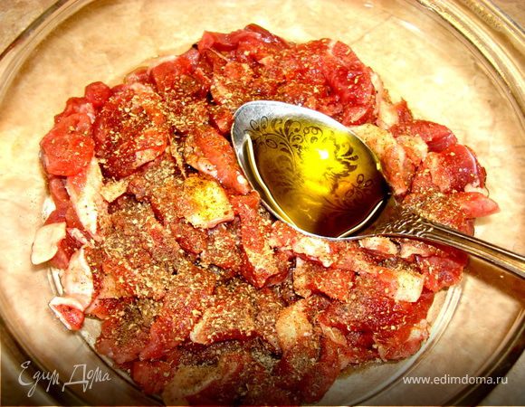 Гирос: мясо нарезать тонкими полосками, затем каждый полоску отбить молоточком и нарезать узенькими брусочками. Сложить мясо в посуду, в которой вы будете его потом мариновать, всыпать приправу для гироса, полить оливковым маслом…