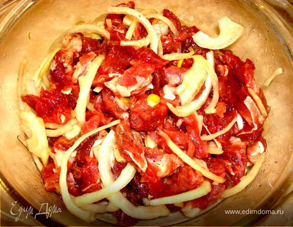 …добавить лук, нарезанный тонкими полукольцами, уксус и соль. Мясо мариновать не менее 3-4 часов. 
