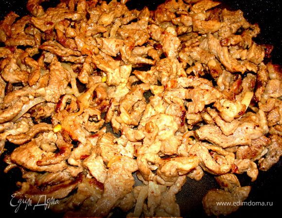 Обжарить на сухой сковороде мясо, без добавления какого-либо масла,  так, чтобы оно хорошо подрумянилось и немного закрутилось…