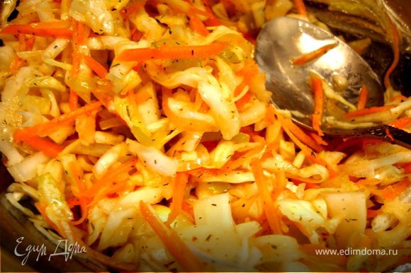 Салат: капусту нашинковать, посолить и немного помять руками, морковь потереть на терке (желательно для моркови по-корейски) , перец порезать тонкими полосками, все перемешать, поперчить, добавить уксус. На сковороде раскалить оливковое масло и залить им салат. Хорошо перемешать, закрыть плотно крышкой и отставить на 1-2 часа.