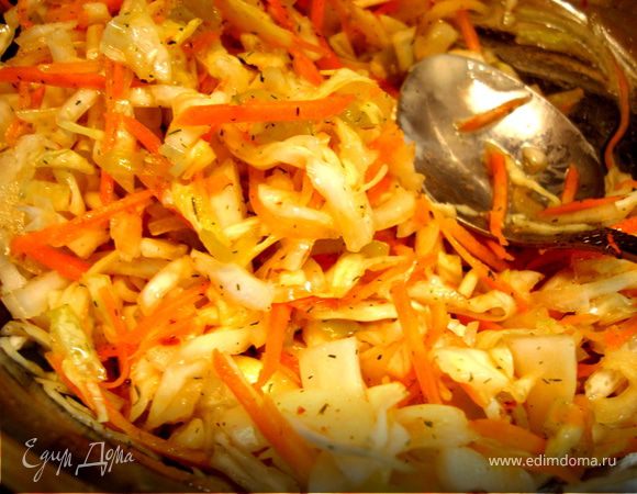 Салат: капусту нашинковать, посолить и немного помять руками, морковь потереть на терке (желательно для моркови по-корейски) , перец порезать тонкими полосками, все перемешать, поперчить, добавить уксус. На сковороде раскалить оливковое масло и залить им салат. Хорошо перемешать, закрыть плотно крышкой и отставить на 1-2 часа.