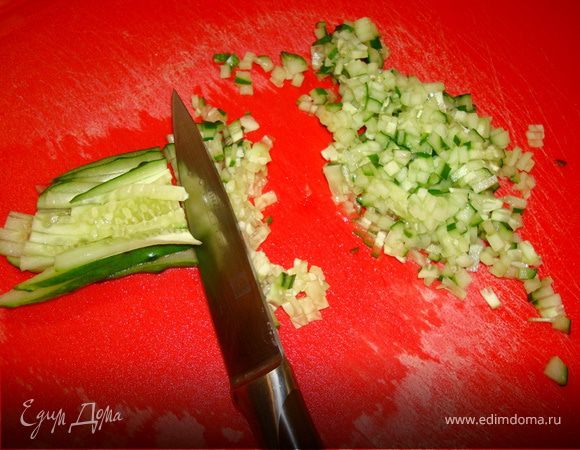 Соус «Дзадзики» по правилам делается на основе греческого натурального йогурта, но в связи с его отсутствием можно взять любой натуральный йогурт, который есть у вас в магазинах. Итак, огурец порезать мелкими-мелкими кубиками (можете натереть на терке)…
