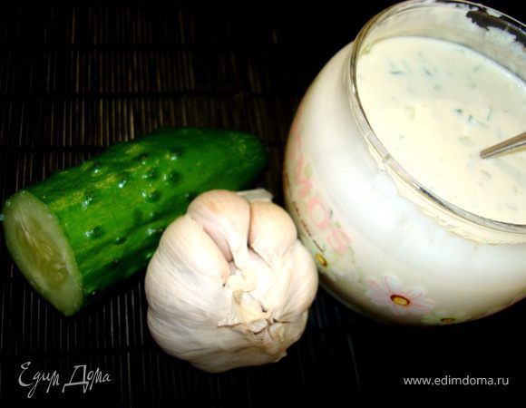  В мисочке растереть с солью чеснок и добавить все остальные ингредиенты для соуса. Оливковое масло влить в последнюю очередь и хорошо перемешать. Добавить очень мелко порезанные маслины. Соусу также дать настояться на менее 2 часов.