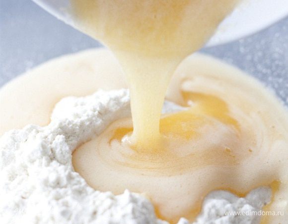 Слегка взбить 1 яйцо, добавив к нему 75 г сахара и щепотку соли, затем ввести все в муку.