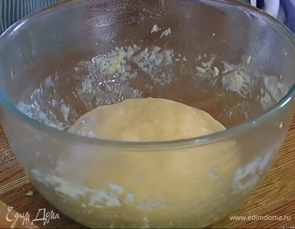 Замесить тесто. Если оно слишком сухое и рассыпается, можно добавить несколько столовых ложек холодной воды, пока тесто не станет пластичным.