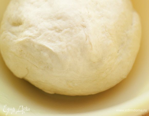 Сделать из теста шар, завернуть его в пленку и оставить в холодильнике минимум на час (такое тесто может храниться в холодильнике несколько дней).