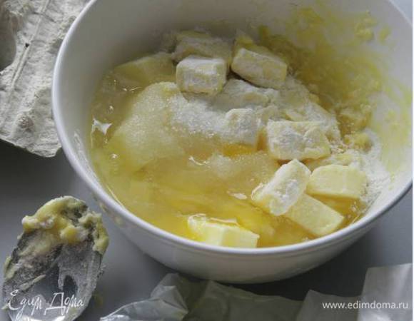 Приготовить начинку: творог тщательно растереть с яйцом, оставшимся сахаром и щепоткой соли, затем добавить изюм.