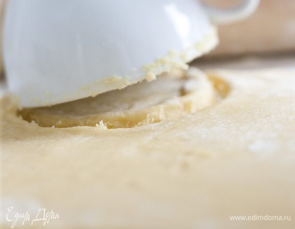 Раскатать из теста пласт толщиной 5 мм, вырезать формочкой или чашкой кружки диаметром 10 см.