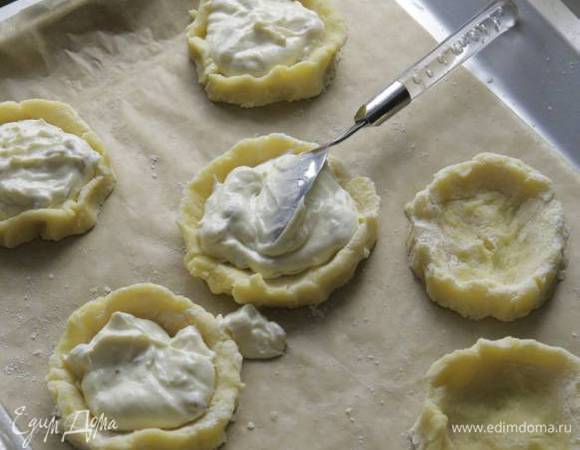 В центр каждого круга выложить 2 ст. ложки начинки, защипнуть края, придав форму ватрушки.