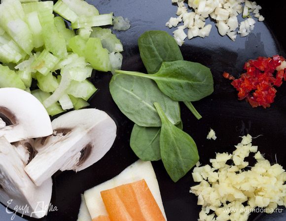 Сладкий перец нарезать крупными полосками, морковь и кабачок — пластинками по диагонали, а грибы — пластинками толщиной 3 мм.