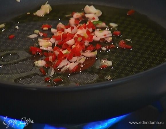 Разогреть в сковороде вок кунжутное масло и тушить чеснок, имбирь и перец чили 1 минуту.