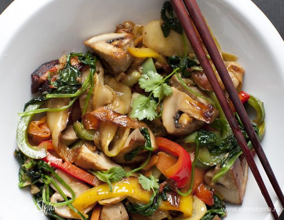 Добавить сначала морковь, через 2 минуты — кабачок, еще через 2 минуты — сладкий перец, через 2 минуты — грибы, через 2 минуты — сельдерей и шпинат.