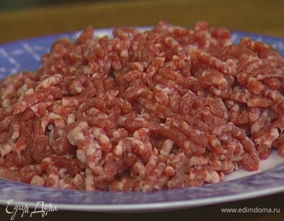 Разогреть в сковороде растительное масло и обжарить фарш вместе с чесноком.