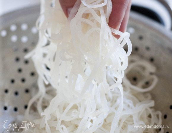 Рисовые макароны приготовить согласно инструкции на упаковке.