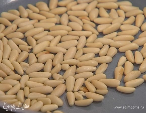 Кедровые орехи подсушить на сухой сковороде.