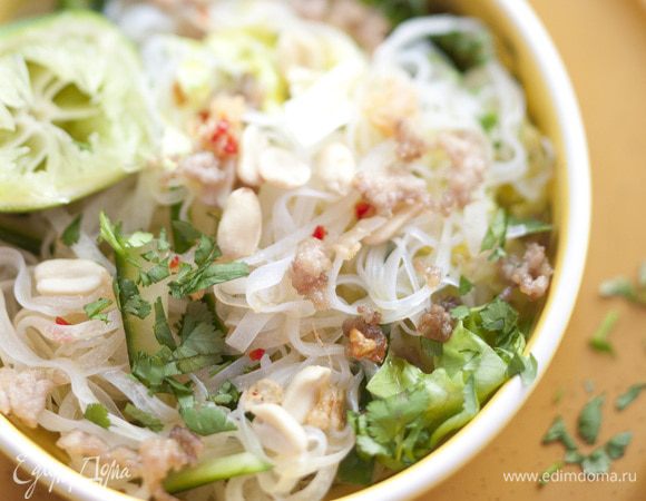 Полить салат заправкой, присыпать орехами и кинзой. Подавать теплым или холодным.