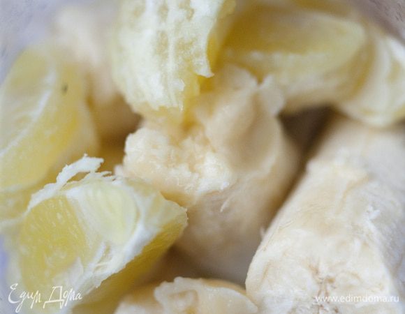 Добавить сахарную пудру и взбить все в блендере.