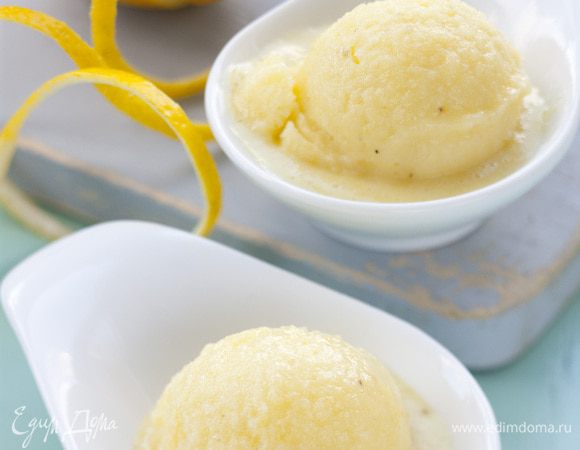 Замораживать примерно 8 часов, перемешивая каждый час, чтобы смесь осталась однородной (или отправить все в мороженицу).