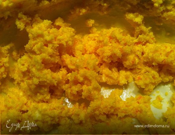 Все ингредиенты дожны быть комнатной температуры.
Духовку разогреть до t 170С.
В большой миске миксером смешать масло, сахарную пудру и цедру до образования пышной массы. Добавить сок. Еще раз перемешать.