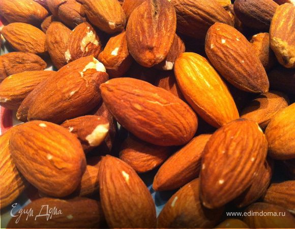 Орехи измельчить в блендере. 
В другой миске просеять муку, крахмал, соль. Добавить измельченные орехи. Перемешать до однородной массы.