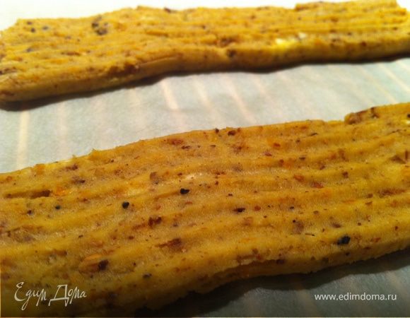 Сформировать печенье по желанию (у меня кондитерский шприц)-отсадить противень, укрытый  бумагой для выпечки ленточки длиной 15 см. Расстояние между печенюшками 2-3 см. Если нет шприца: взять ложкой тесто, сформировать руками колбаску, длиной 15 см. Выкладка на противень такая же. 