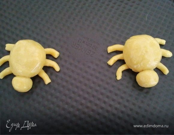 Если вариант украшения в виде паутинки вам подходит, не забудьте сделать паучков по колличеству едоков или хотя бы детей :)) Каждому ведь хочется видеть у себя на тарелке своего паучка. Я их выпекала отдельно (около 30 мин. при 160). После художественной лепки конструкцию смазала яйцом - для прочности.