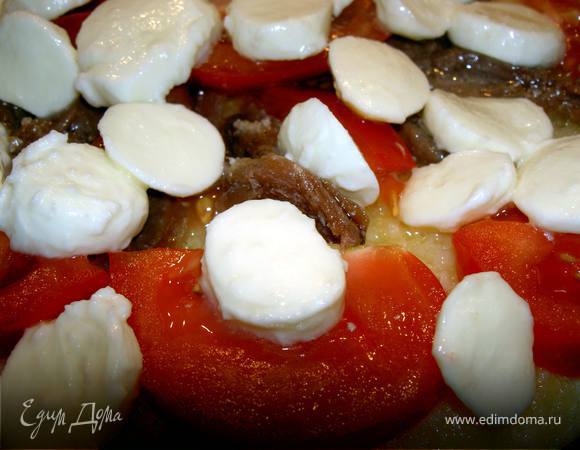 Взбейте венчиком яйца с мукой и солью, поджарьте на оливковом масле омлет.Переложите в форму для запекания, прикройте ломтиками помидоров, анчоусами. Сверху выложите сыр.