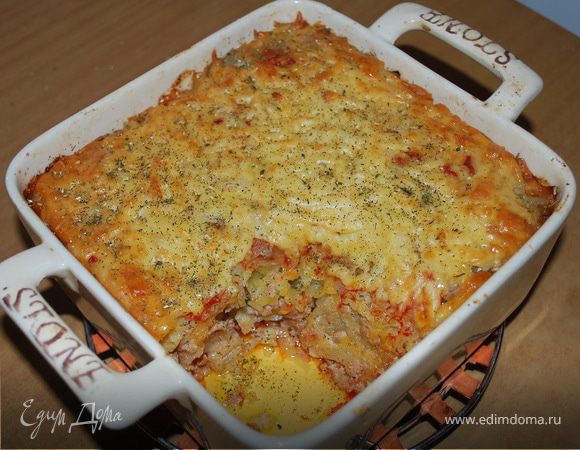  лук нарезать полукольцами и вместе с томатами потушить на сковородке до мягкого состояния лука, немного посолить.
 
Фарш параллельно жарим на масле до готовности, солим перчим и травки посыпаем...

Начинаем укладывать в форму, нужна с высокими бортиками, сначала томаты с луком, потом фарш, потом половину картошки(сырой) натертой на крупной терке,оставшийся лук нарезанный тоже полукольцами, снова фарш, картошка... у меня получилось 2 слоя. поливаю остатками пасты томатной из банки и натираю сыр. Сыр нужно посыпать плотным слоем и придавить, тогда мясной бульон хорошо пропитает картошку и не будет испаряться при запекании.
 Ставим в духовку и выпекаем сначала на маленьком огне минут 25, потом увеличиваем жар, чтобы корочка красивая сырная получилась:) и еще минут 15... у меня духовка не электрическая, так что все на "глазок":))) когда достанем из духовки нужно посыпать смесью травок пряных:) И... Приятного аппетита!Ах да.. с маринованными огурчиками это нечто!:)
 

