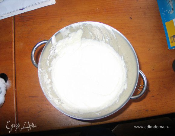 Творожною массу готовим так. Смешиваем желтки,сахар и масло до однородной массы.Добавляем к творогу и старательно смешиваем. Сбиваем белки  и добавляем в творог, аккуратно перемешиваем.
