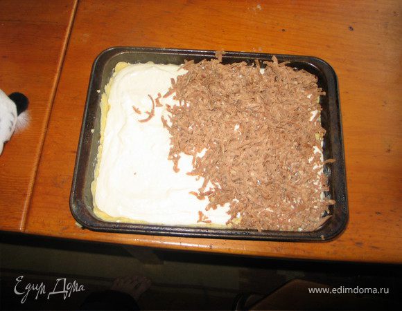 Вынимаем тесто из холодильника.Расскатываем его в смазаный протвень.Сверху смазываем джемом. Потом выливаем творожную массу.
на творог трем на крупной терке тесто с какао.Выпекаем при 200градусах 50 - 60 минут