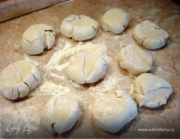 Затем обомните тесто, еще раз хорошо вымесите, разделите на маленькие шарики и раскатайте их в лепешки диаметром примерно 10–15 см и толщиной 0,5 см. Накройте лепешки полотенцем и дайте хорошо подойти в течение 15–20 минут.