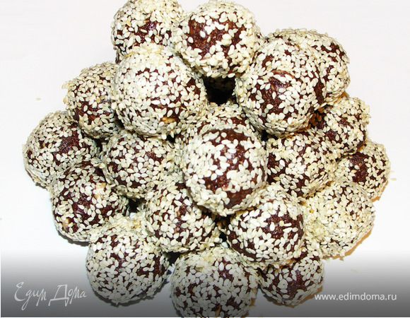 Обвалять в кунжуте и поставить на часик в холодильник.Конфетки готовы:))