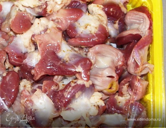 Желудочки помыть,нарезать соломкой.Отварить до готовности(где-то около часа).