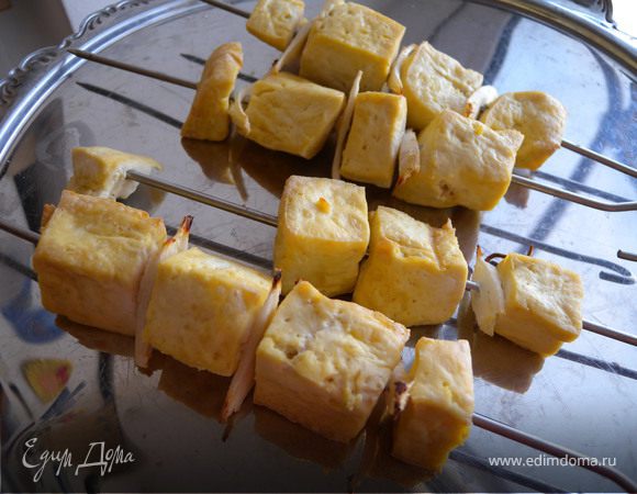 Сыр нанизать на шампур вместе с петрушкой и пастернаком (металл или дерево). овощи помыть, порезать. Загрилить.