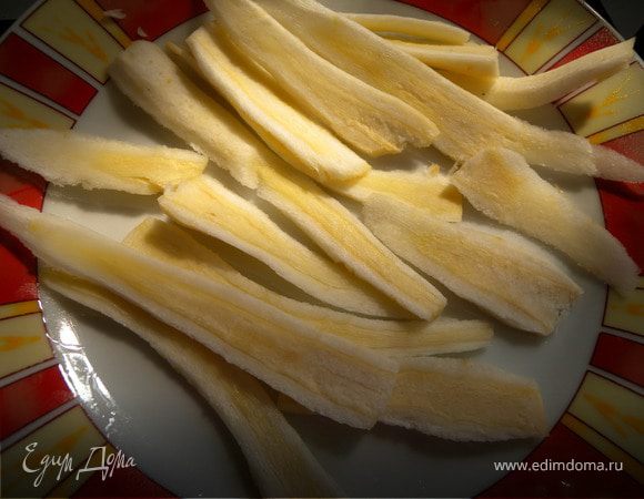 Коренья петрушки и пастернака почистить, порезать вдоль (толщиной в 2-3 мм)