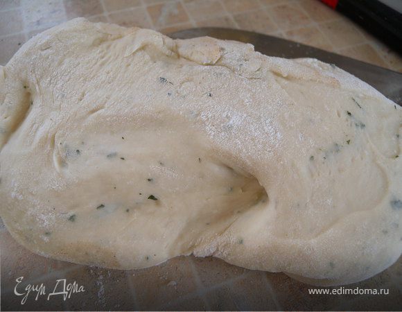 Замесить тесто. Так же как в рецепте http://www.edimdoma.ru/recipes/16371. Только добавить 2 ст. л. сухой измельченной в порошок мяты. (можно купить в аптеке или чайном магазине). Поставить на 1.5 часа в теплое место...