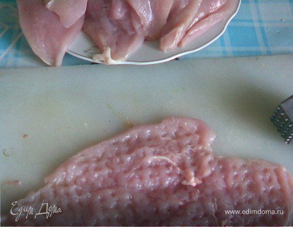 Филе отбиваем хорошо(периодически смачивая молоточек в воде)на край выкладываем масло,зелени(примерно-1ч.л)и заворачиваем кокон.