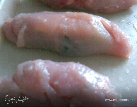 Так проделываем с сыром(к нему тоже немного масла)И с грибами масло не кладем.Убираем готовые рулетики в морозилку на 1-час.