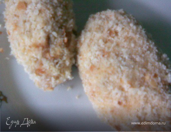 Готовые слегка замерзшие котлеты смачиваем в кляре,затем в крошки хлеба,и снова в кляр и в хлеб. Придаем форму котлет и запекаем во фритюре на медленном огне,до золотистого цвета.