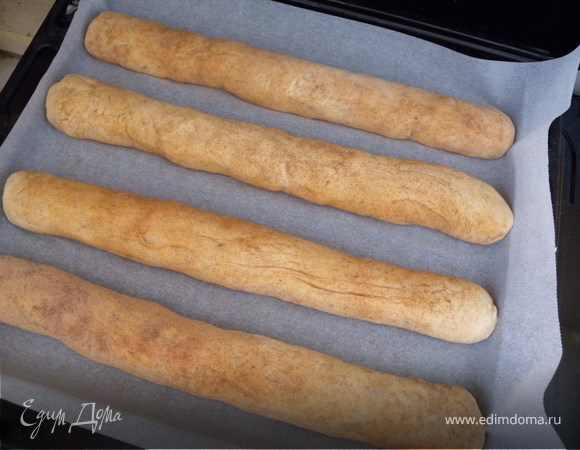 Сформировать хлеб. Я в основном из такого количества теста делаю несколько хлебов, круглых или "багетами".  Так удобнее хранить. 
Формируем длинные "колбаски" и обкатываем в корице. 