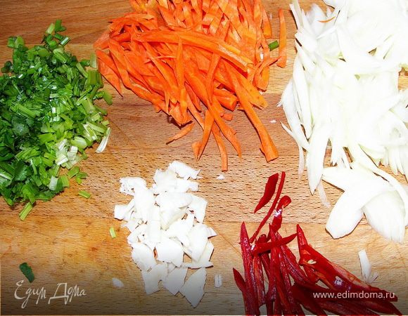 Овощи порезать соломкой.Зелень и чеснок измельчить.