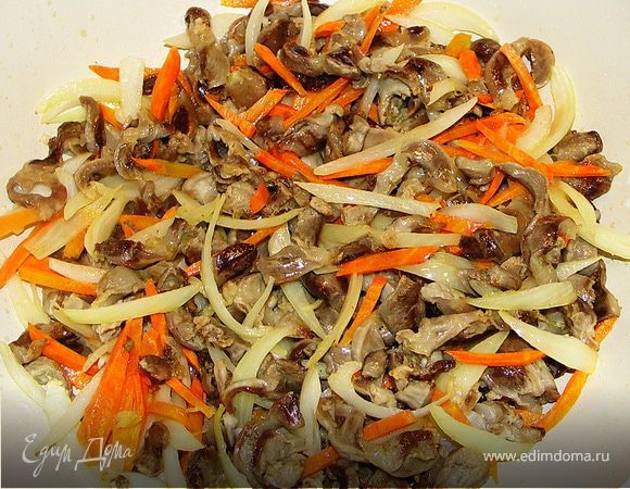 Добавить лук,морковь и ещё несколько мин обжаривать регулярно перемешивая.