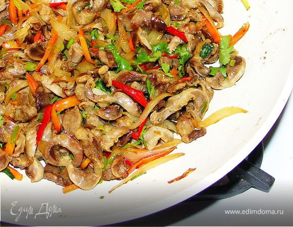 Добавить соевый соус,чеснок и в последнюю минуту зелень кинзы.Накрыть крышкой и оставить на 10 мин.Желудочки готовы:))Получилось вкусно:)