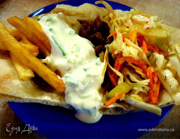 Если у вас нет времени выпекать питу и нет возможности купить ее, то вы можете воспользоваться любой лепешкой какая у вас есть или даже багетом, просто уложив все сверху или завернув рулетиком... Приятного аппетита!!!