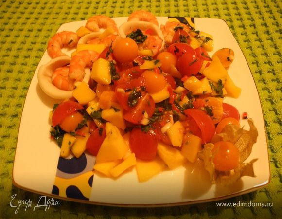 Сначала отварим морепродукты - в течение 2-3 минут, не более. При варке добавляю много укропа и соль по вкусу. Оставим морепродукты в отваре, пока готовится сальса.
Для сальсы режем манго кубиками, черри - четвертинками, физалис - на 2 части. Затем заливаем соусом из смеси лимонного сока, растительного масла, соли, рубленых петрушки, чеснока и мелко нарезанного чили.  
Сольем отвар, очистим креветки, нарежем кольцами кальмар, польем их лимонным соком. Подаем вместе с сальсой.