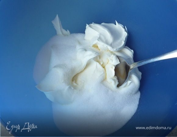Смешиваем сахар и маскарпоне.